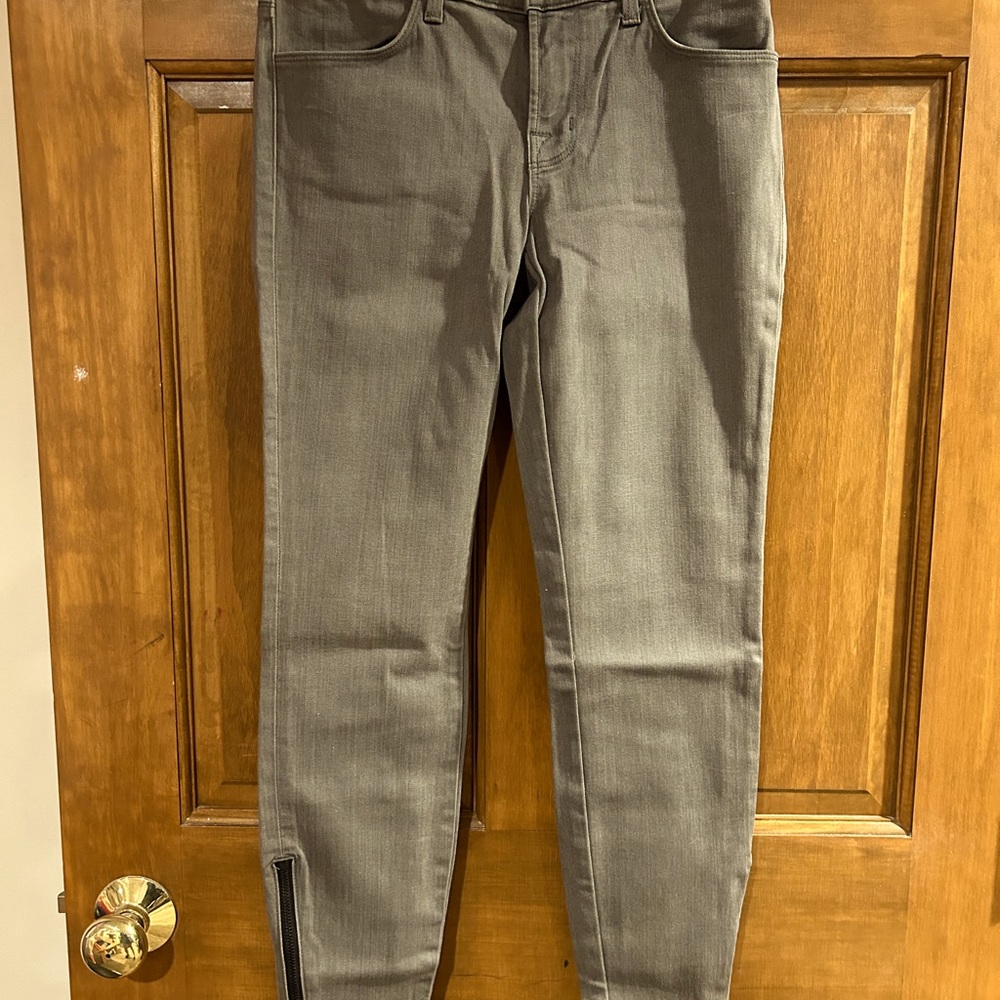 J Brand Women’s Gray Stretch Jeans with Black Zipper at Ankles (like new)
